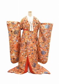 結婚式の色打掛・花嫁用着物|サーモンピンク地に糸車と桜の刺繍 No.215